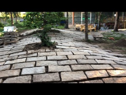 đá chẻ lát sân vườn